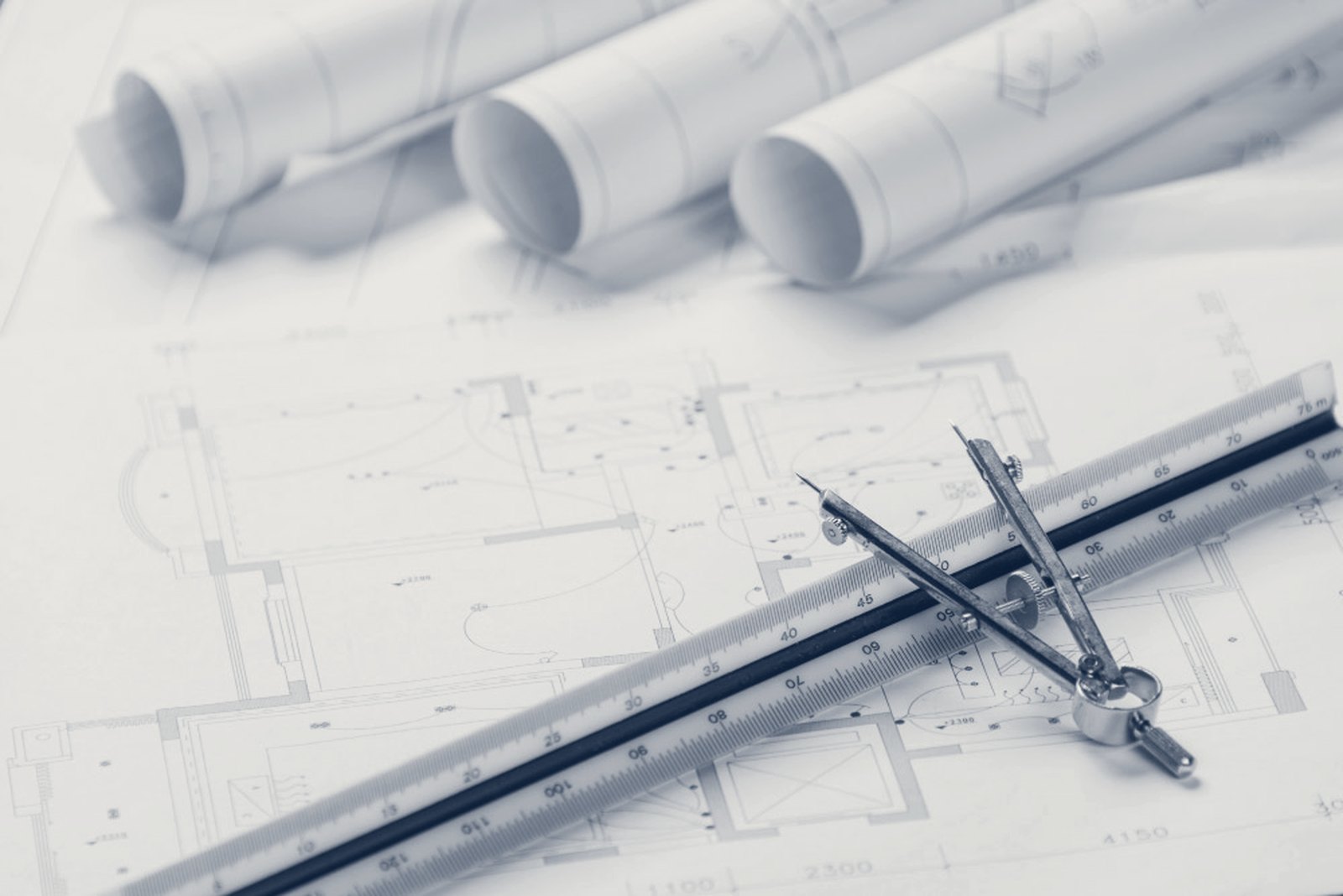 Plans d’architecture, compas de précision et règle à échelle pour l’instruction réglementaire des dossiers d’autorisation de travaux.